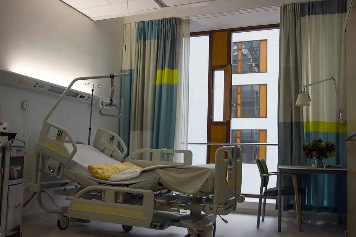 Pat de spital într-un salon luminos, unde pacientul poate fi monitorizat după o criză