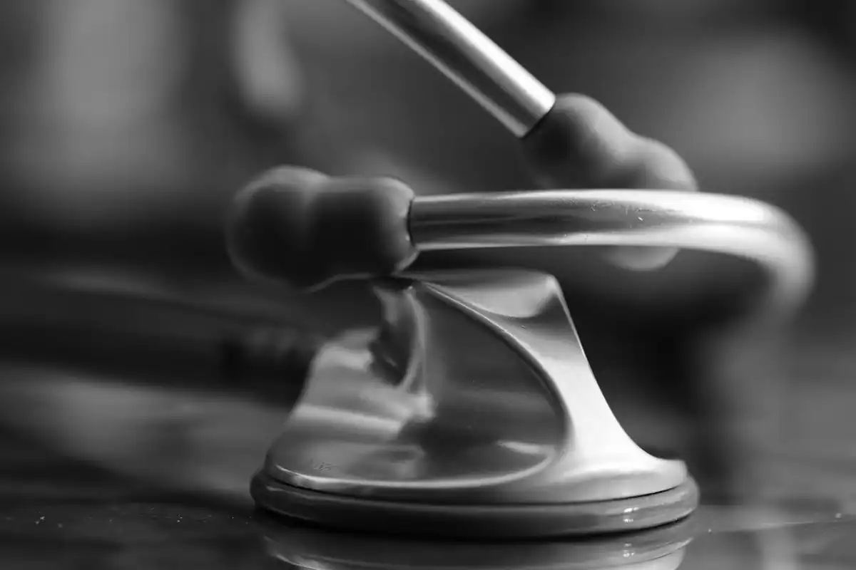 Stetoscop alb-negru, fotografiat din apropiere, folosit pentru ascultarea plămânilor