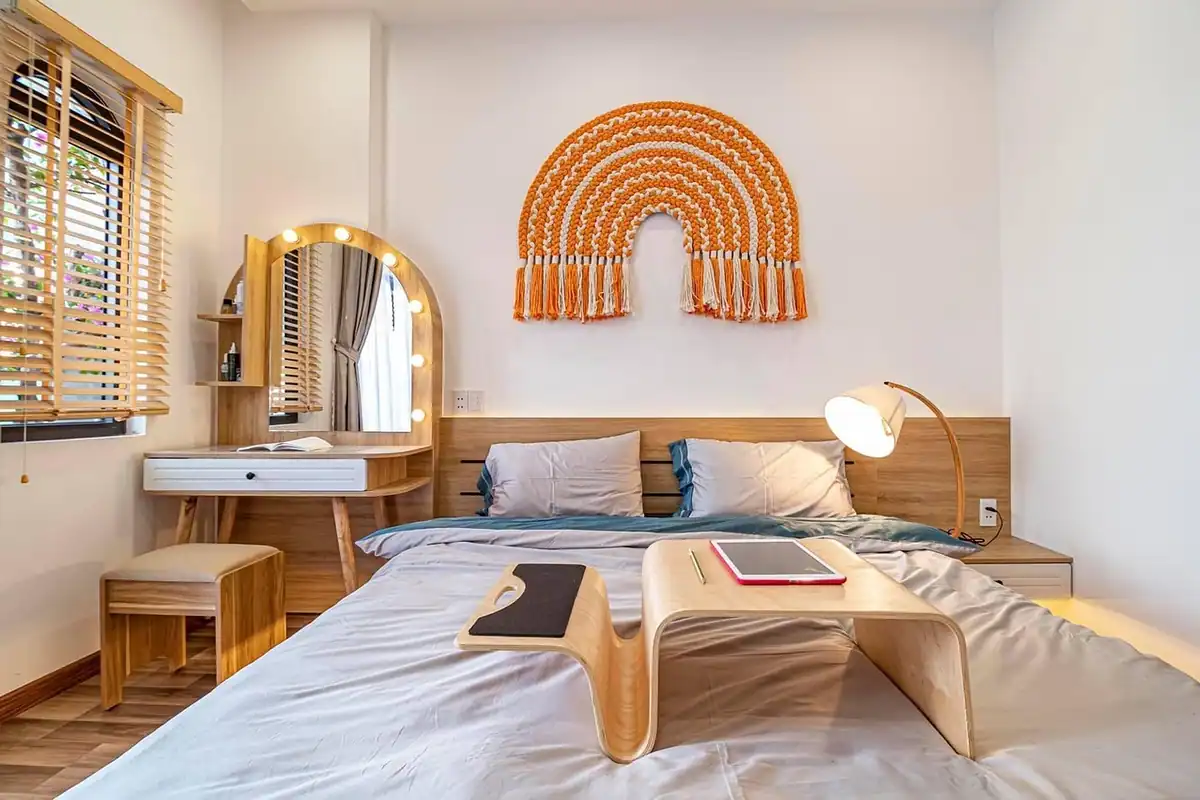 Dormitor luminos, cu pat mare, lampă de veghe și decor modern în nuanțe calde